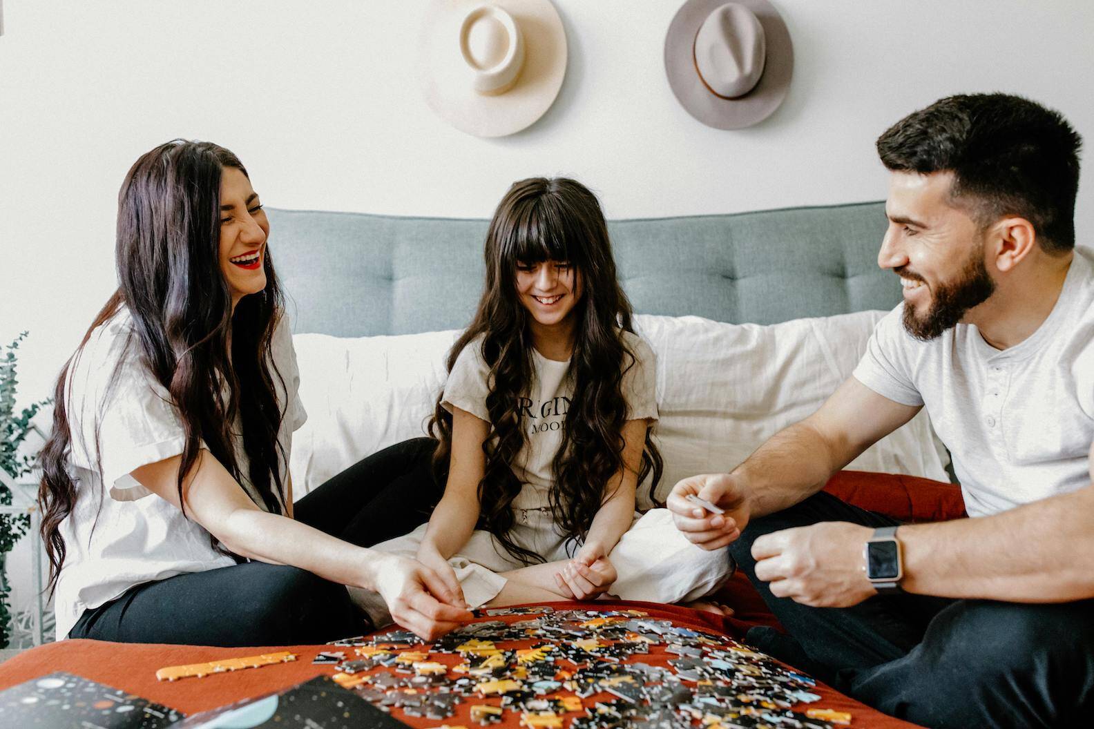 family-does-puzzle-together-after-dopamine-detox