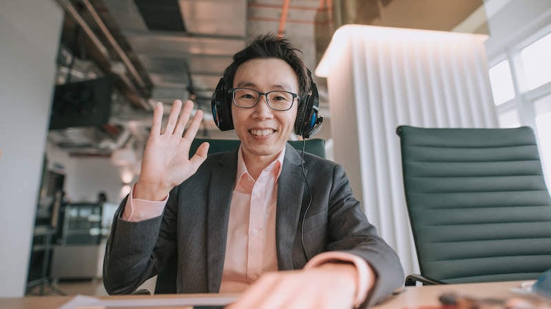hr-coaching-man-waving-to-someone